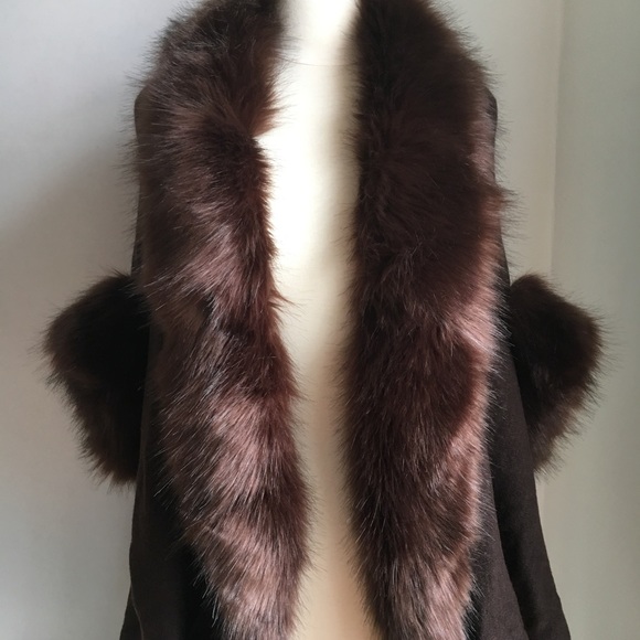 NWOT Faux Fur Trim Hi Low Hem sweater Cape - Picture 2 of 6